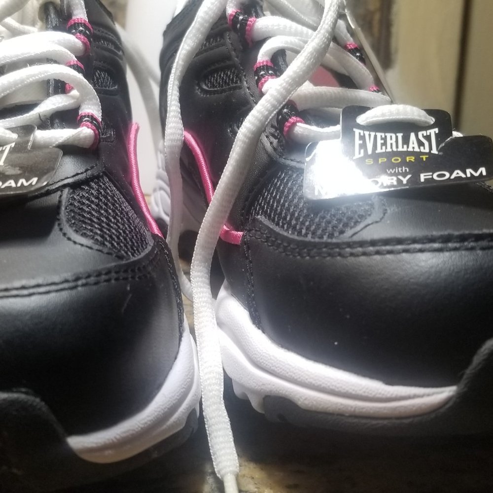 NWT LEATHER EVERLAST TENNIS WOMENS 9.5  BLACK AND PINK  NEVER WORN !!!!  $10.00